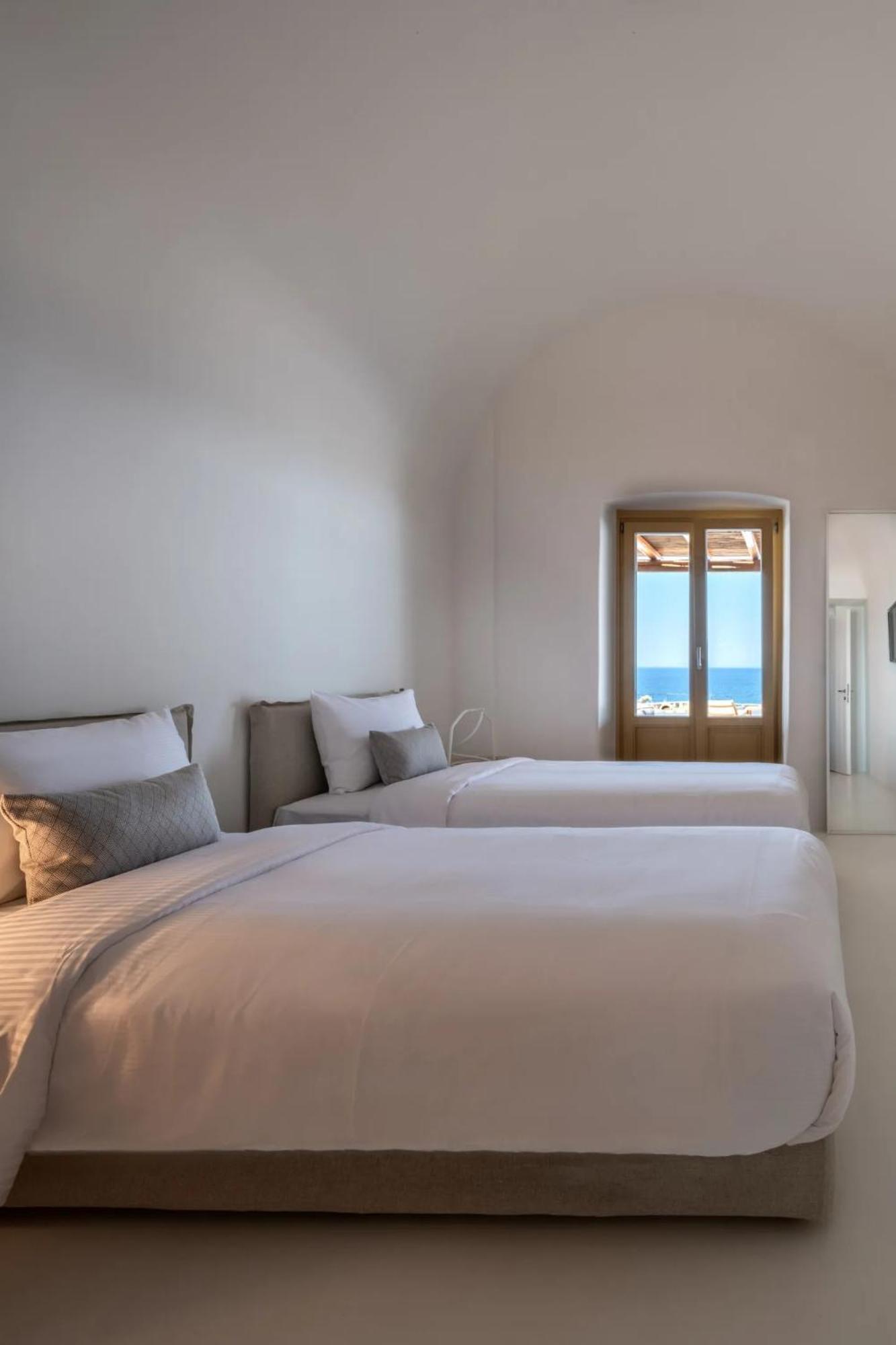Colombos Beachfront Foinikia  Room photo