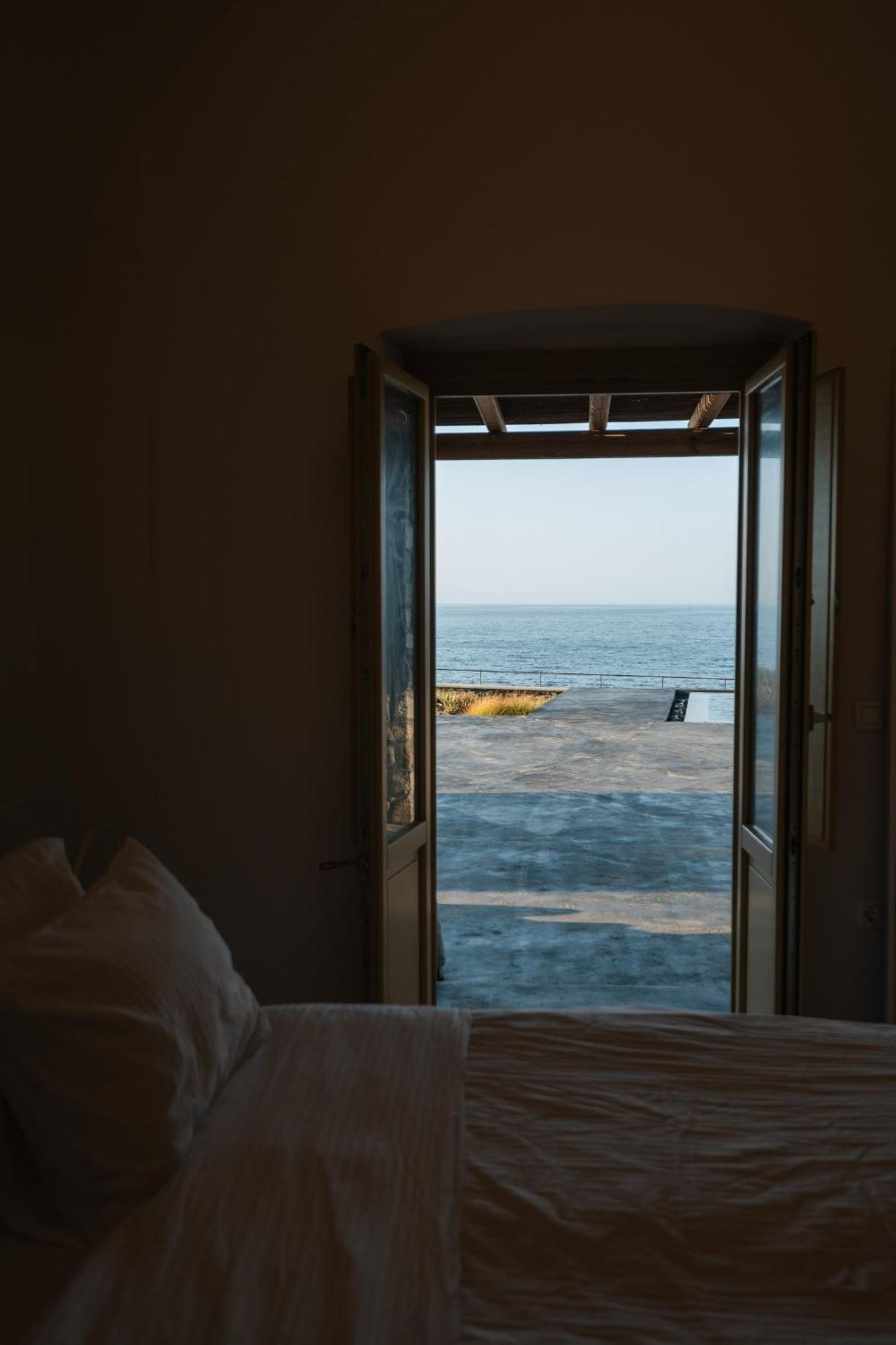 Colombos Beachfront Foinikia  Room photo